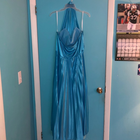 Prom dress-plus size - Picture 3 of 5